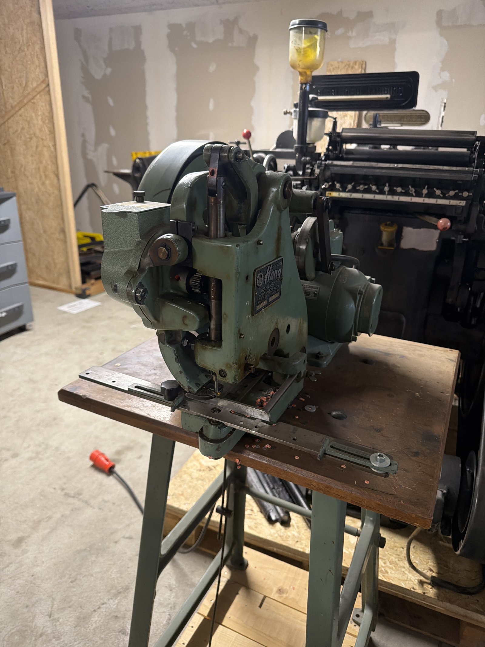 Elektrische Ösmaschine Hang 103 LOK